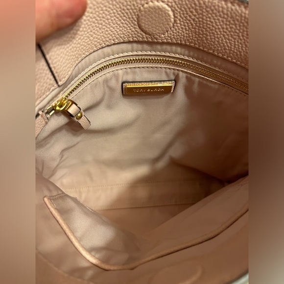 Tory Burch Everly Swingback Pebbled Leather Blush Colored Bag - Picture 7 of 13